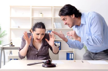 Boşanma konseptinde genç bir aile