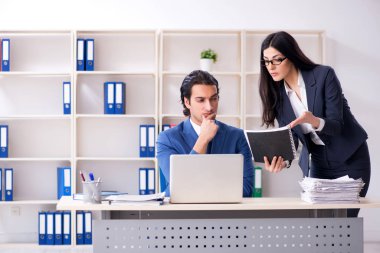 Ofiste çalışan iki çalışan.