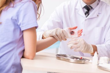 El kadın ziyaret doktor traumatologist yaralı