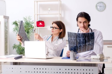 Klinikte çalışan iki doktor.