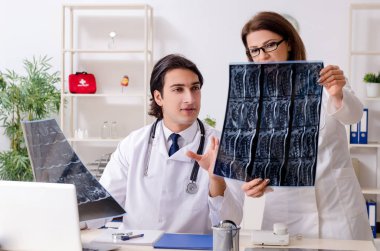 Klinikte çalışan iki doktor.
