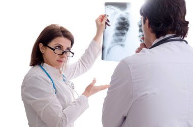 Klinikte çalışan iki doktor.