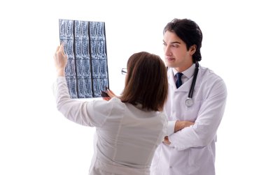 Klinikte çalışan iki doktor.