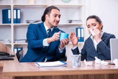 İki çalışan işyerinde acı çekiyor