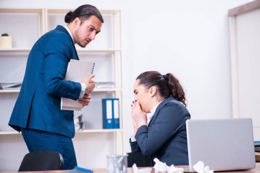 İki çalışan işyerinde acı çekiyor