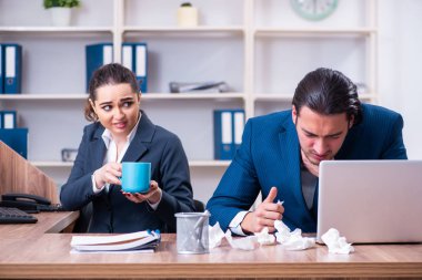 İki çalışan işyerinde acı çekiyor