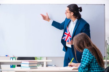 Erkek İngilizce öğretmeni ve kız öğrenci sınıfta.