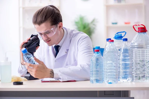 Young male chemist experimenting in lab — Stock Photo, Image