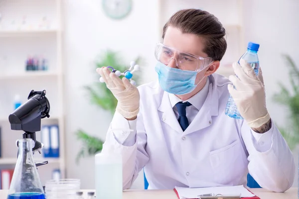 Jonge mannelijke chemicus experimenteert in het lab — Stockfoto