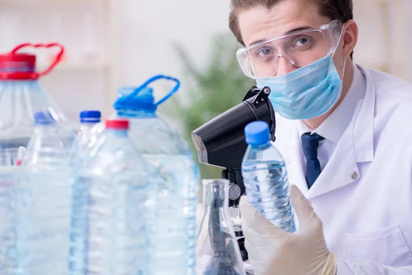 Genç erkek kimyager laboratuarda deney yapıyor. — Stok fotoğraf