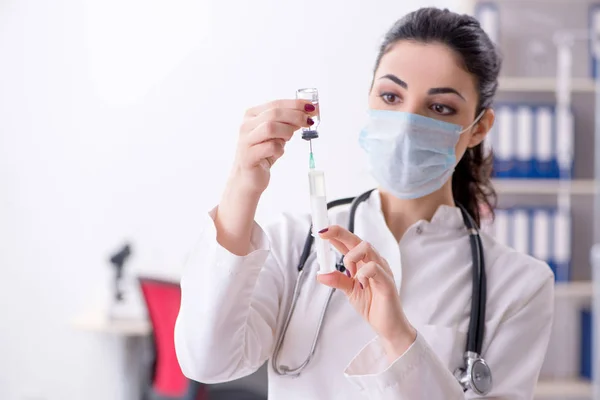 Giovane medico donna nel concetto di infusione — Foto Stock