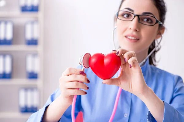 Ung kvinnlig läkare som arbetar på kliniken — Stockfoto