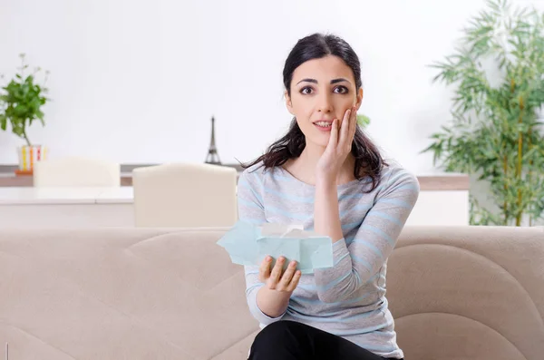 Mujer joven en concepto de planificación presupuestaria — Foto de Stock