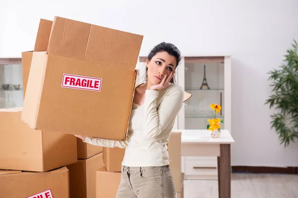 Junge Frau zieht in neue Wohnung — Stockfoto