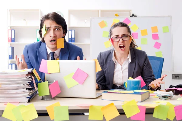 Dos colegas empleados que trabajan en la oficina — Foto de Stock