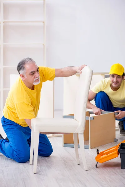 Due falegnami appaltatori che lavorano al chiuso — Foto Stock