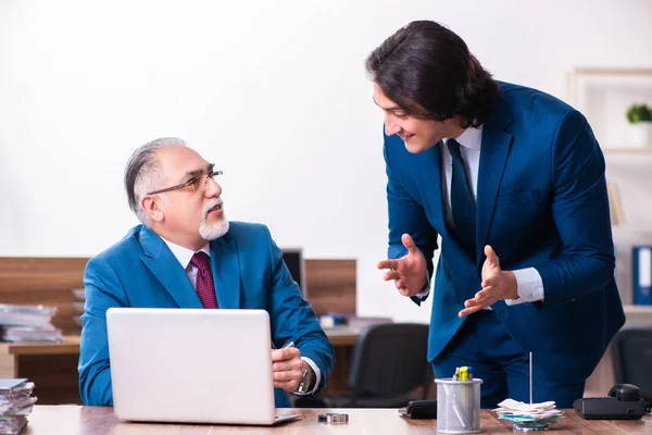 Employés jeunes et vieux travaillant ensemble au bureau — Photo