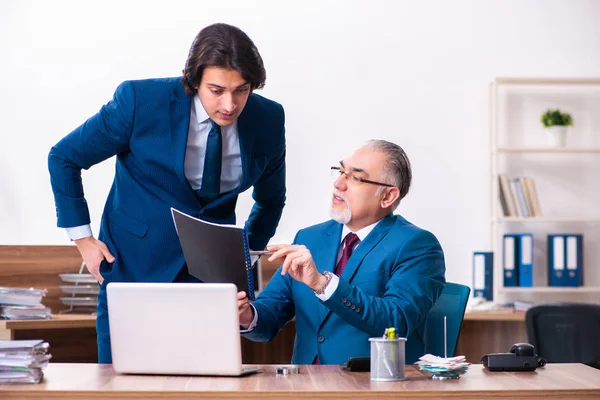 Young and old employees working together in the office — Stock Photo, Image