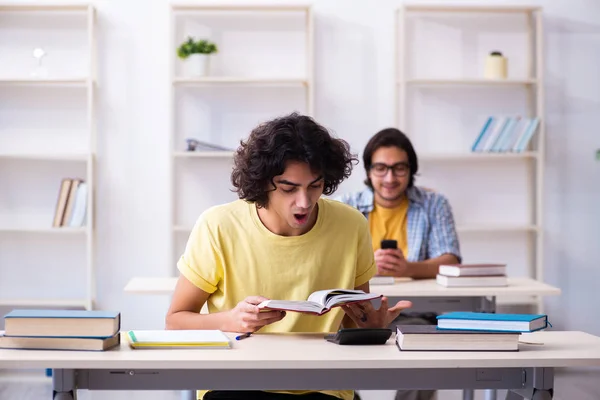 Due studenti maschi in classe — Foto Stock