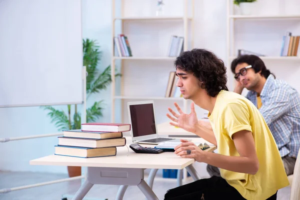 Zwei männliche Schüler im Klassenzimmer — Stockfoto