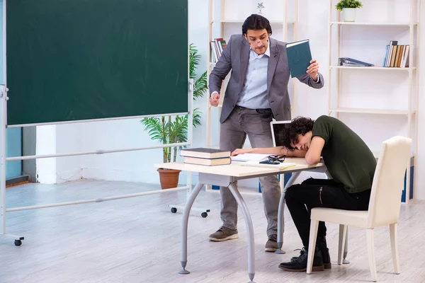 Jonge leraar en student in de klas — Stockfoto