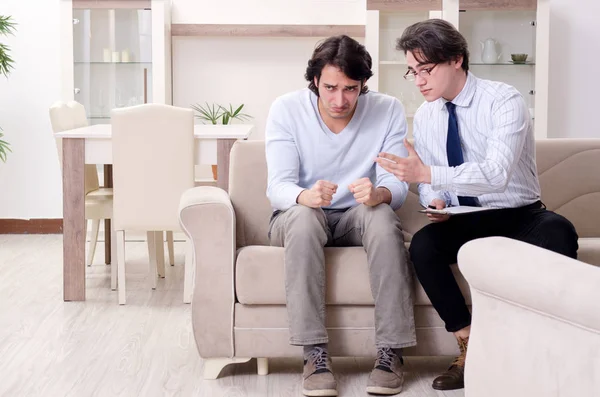 Jonge mannelijke patiënt in gesprek met psycholoog persoonlijk probleem — Stockfoto