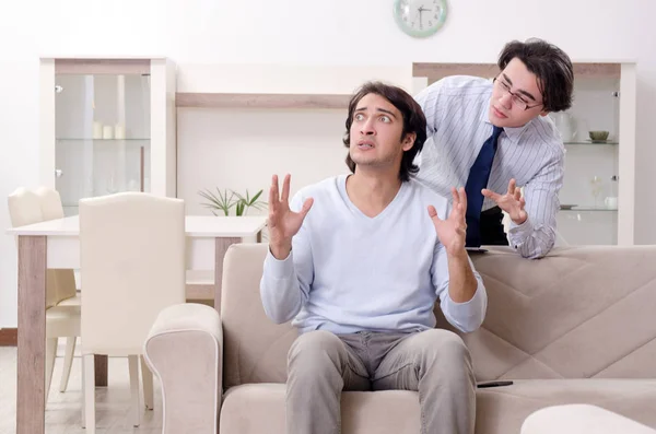 Ung manlig patient diskuterar med psykolog personliga problem — Stockfoto