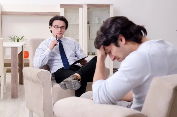 Jonge mannelijke patiënt in gesprek met psycholoog persoonlijk probleem — Stockfoto