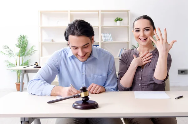 Familia joven en el concepto de divorcio matrimonial — Foto de Stock