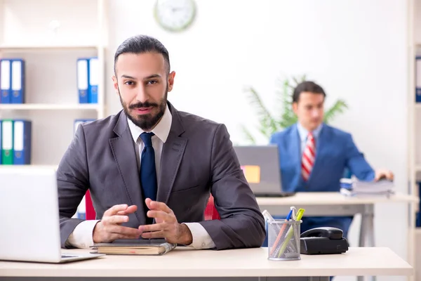 Twee mannelijke collega 's op kantoor — Stockfoto