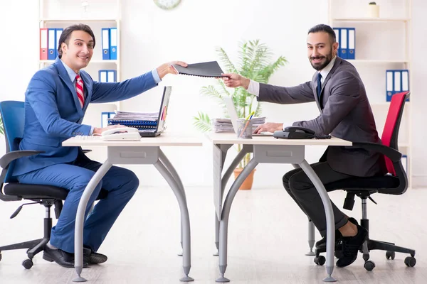 Двое коллег-мужчин в офисе — стоковое фото