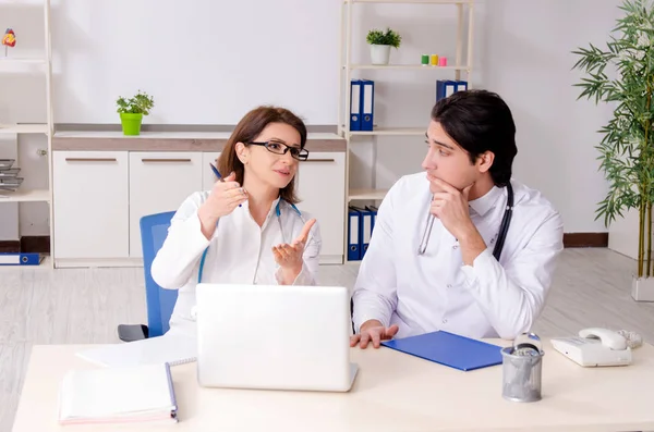 Two doctors working in the clinic — Stock Photo, Image