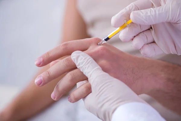 Male patient visitng doctor for shot inoculation — Stock Photo, Image