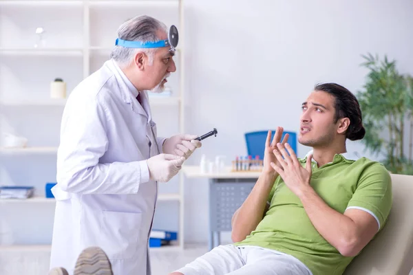 Mannelijke patiënt op bezoek bij arts otolaryngoloog — Stockfoto