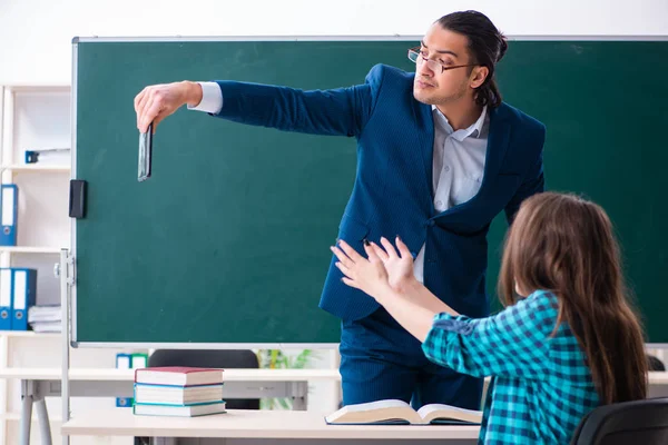 Jovem e bonita professora e estudante em sala de aula — Fotografia de Stock