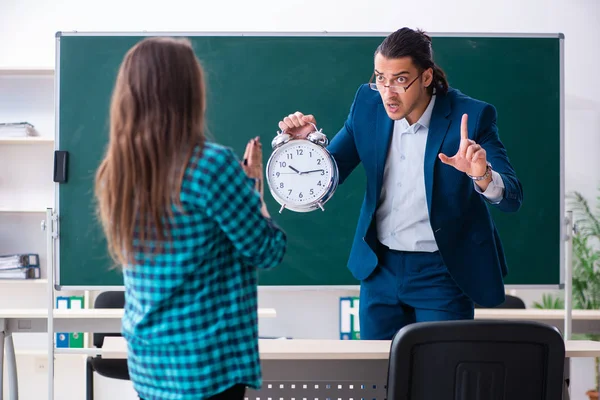 Joven profesor guapo y alumna en el aula —  Fotos de Stock