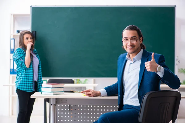 Jung hübsch lehrer und weiblich student im die klassenzimmer — Stockfoto