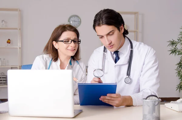 Deux médecins travaillant à la clinique — Photo