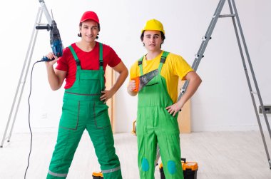 İçeride çalışan iki işçi.