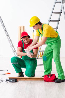 Yaralı işçi ve iş arkadaşı