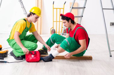 Yaralı işçi ve iş arkadaşı