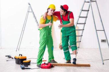 Yaralı işçi ve iş arkadaşı