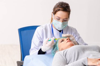 Kadın estetik plastik ameliyat için hazırlanıyor