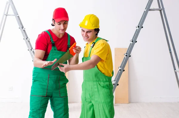 Zwei Bauunternehmer arbeiten im Haus — Stockfoto