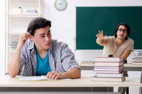 Två manliga elever i klassrummet — Stockfoto