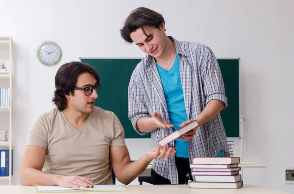 Dos estudiantes varones en el aula — Foto de Stock