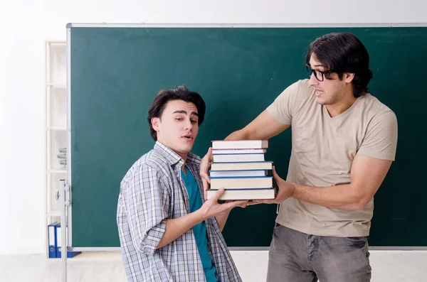 Two male students in the classroom — Stock Photo, Image