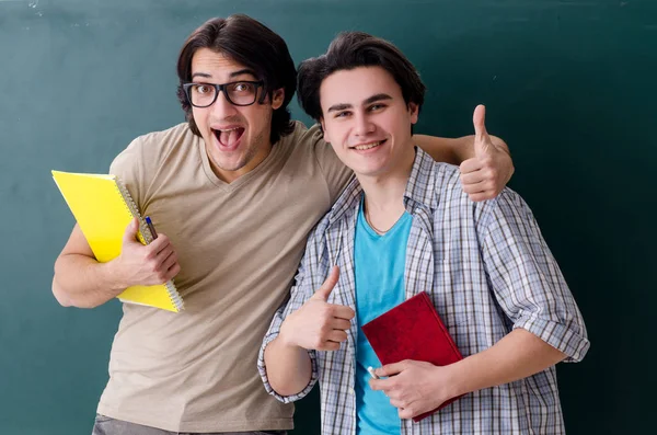 Dois estudantes do sexo masculino em sala de aula — Fotografia de Stock