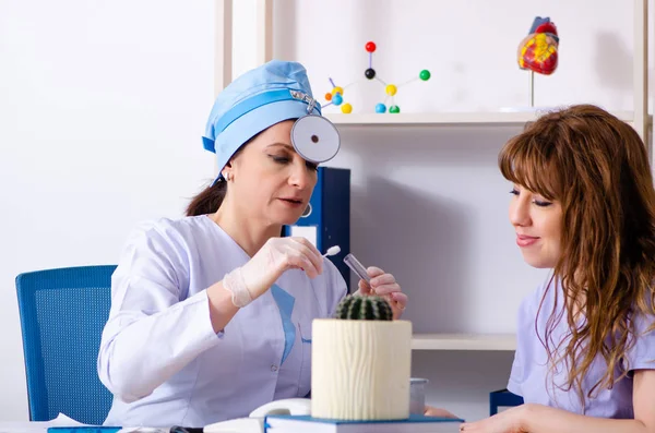 Giovane donna in visita medico femminile otorinolaringoiatra — Foto Stock