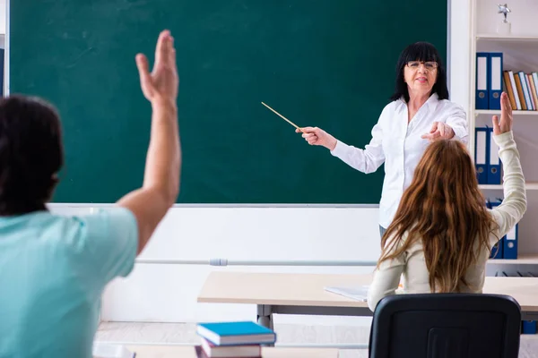 Viejo profesor y estudiantes en el aula — Foto de Stock